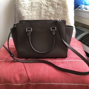 Michael Kors Medium Selma Bag in Taupe (crossbody)